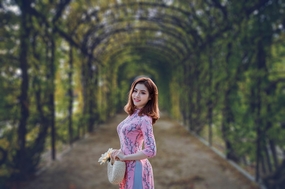 前凸后翘性感奥黛美女图片